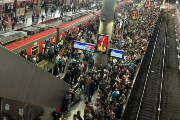 Alagamentos interditam circulação de trens da Linha 12-Safira da CPTM